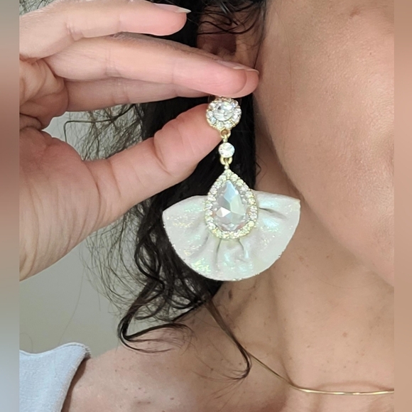 Ivory 💜 Nino&Fibi 💜 Collection Austrian Crystal  Teardrop Petals Earrings - Picture 4 of 4